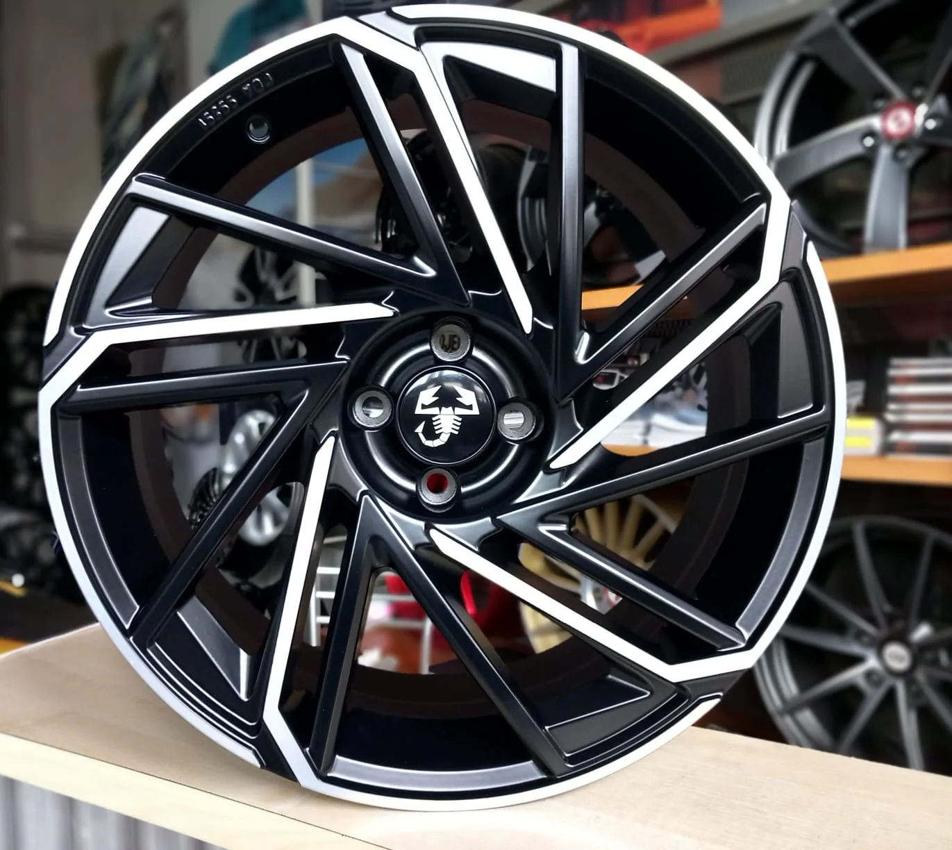 Lichtmetalen velgen 18″ 4×98 7J – Zwart/grijs