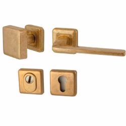 QBE voordeurset zonder briefplaat | Hardbrass | Getrommeld Messing Rechts
