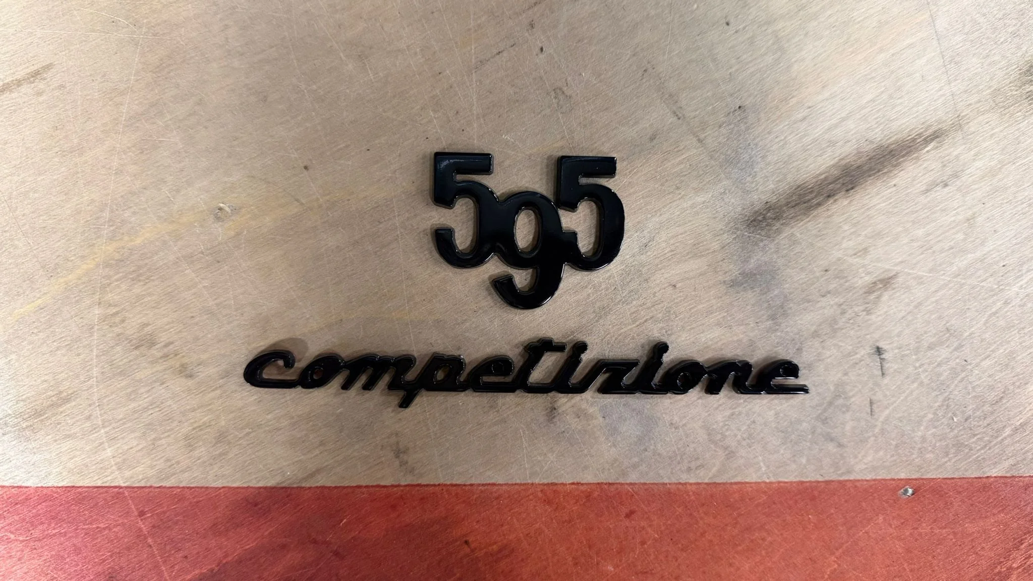 Abarth 500/595/695 – “595 Competizione” Badge Glans zwart