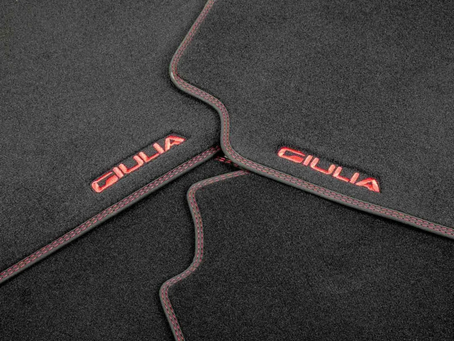 Alfa Giulia Vloermatten Set – Rood Geborduurd – Origineel