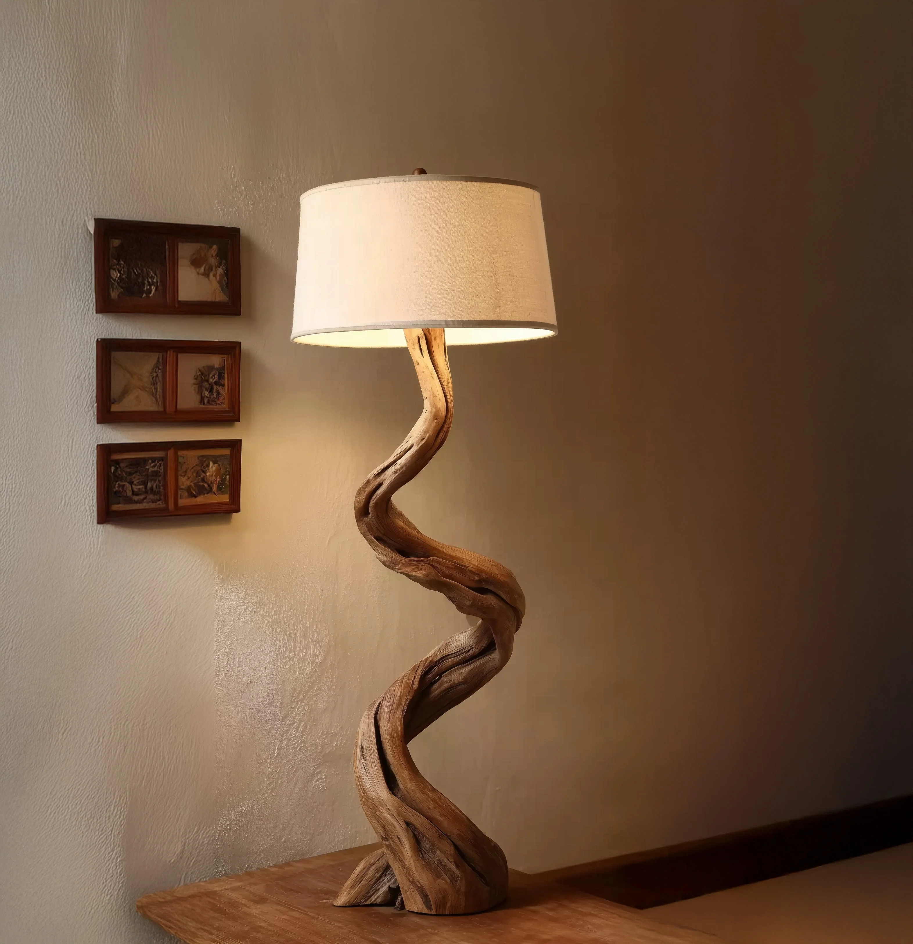 Driftwood Staande Lamp – Rustiek Handgemaakt Houten Licht met Linnen Scherm