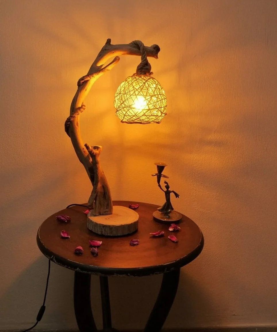 Rustieke Houten Staande Lamp – Driftwood Boomtak, Handgemaakt met Rieten Lampenkap