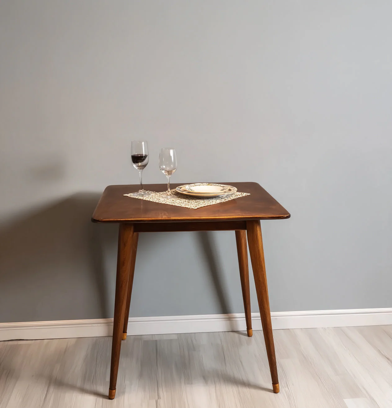 Vierkante Eettafel voor Kleine Ruimtes – Donker Hout, 2–4 Personen
